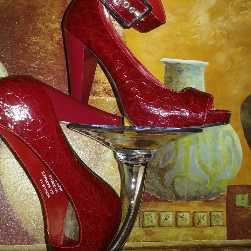 NEW RED 👠 HEELS - Picture 8 of 8